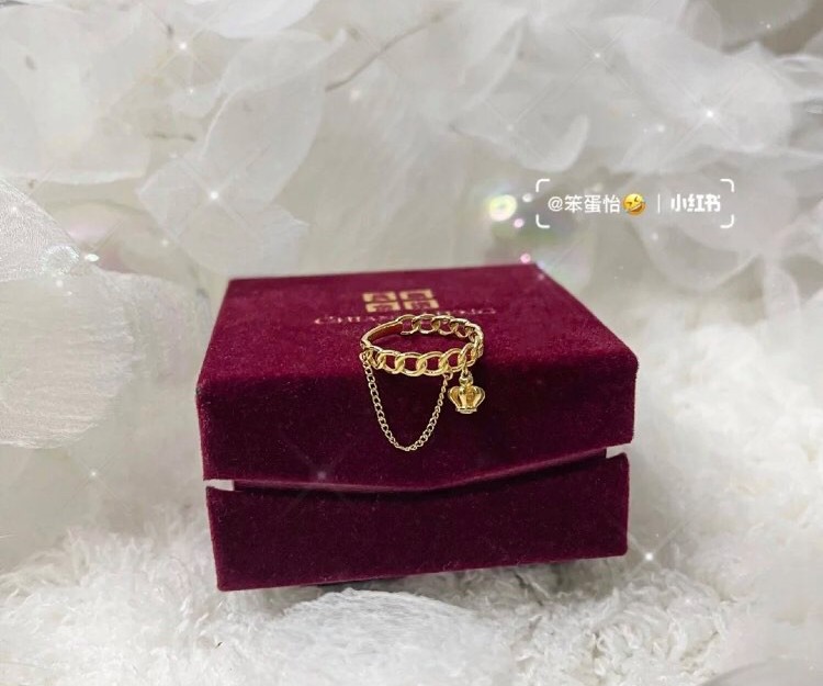 来自长庆金钻.金皇冠吊坠不管是戒指还是手链都能尽显女孩时而温柔时而刚硬的气质,妥妥地当个最自信的女神