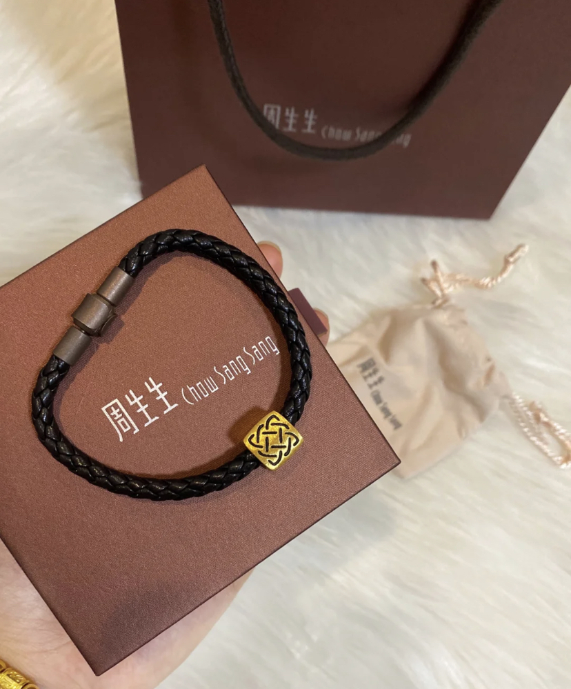他们家的热门款周生生守护转运珠,高质感的手绳搭配黄金转运珠,时尚好看还能带来好运。