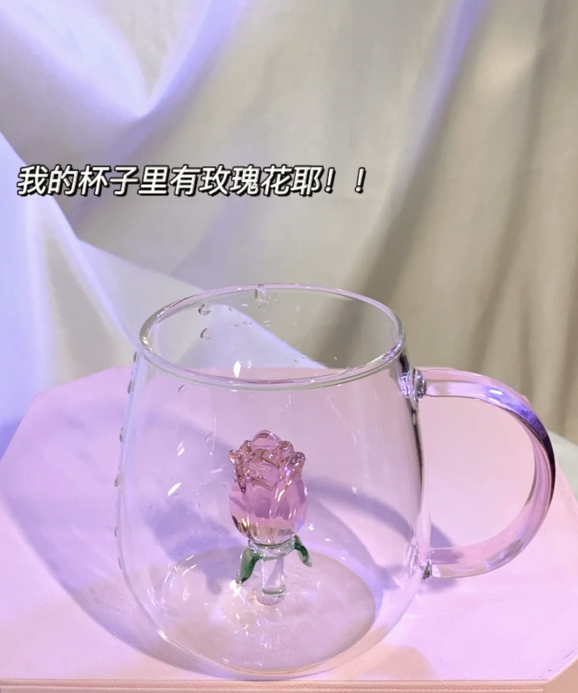 这大概是从童话故事中出现的公主同款吧!晶莹剔透的玻璃杯里面有朵玫瑰花,看起来就超级温柔的~