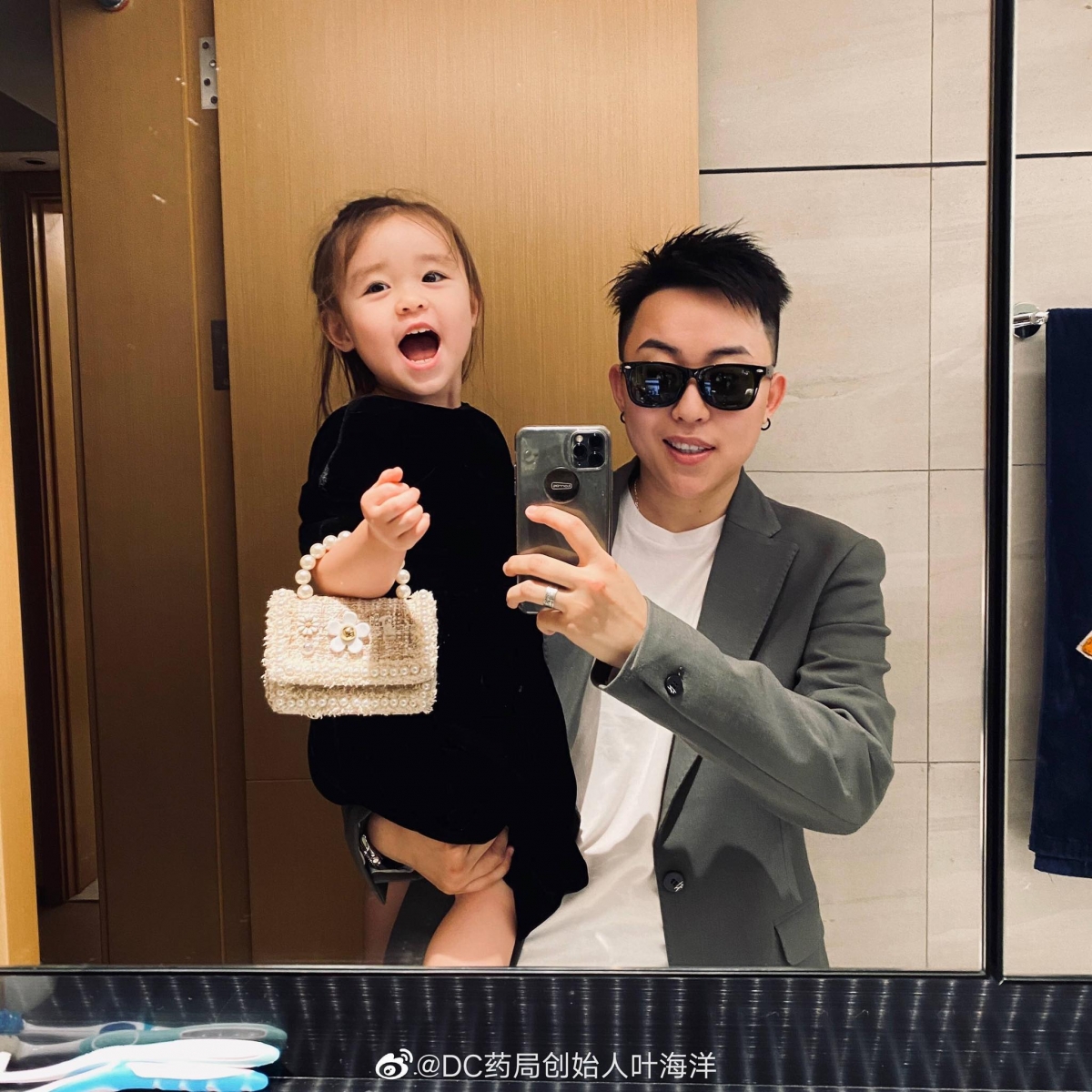 叶海洋买精生子这件事向来都遭到铺天盖地的谩骂声~绝大部分网友认为这个做法很自私:不负责任,完全不顾女儿的感受,让孩子一出生就在单身家庭里,叶海洋对这些舆论置之不理霸气回呛