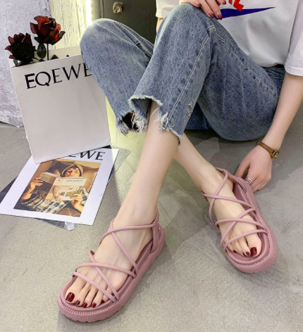 这款凉鞋穿起来很舒适,而且还不是“夹脚型”哈哈~