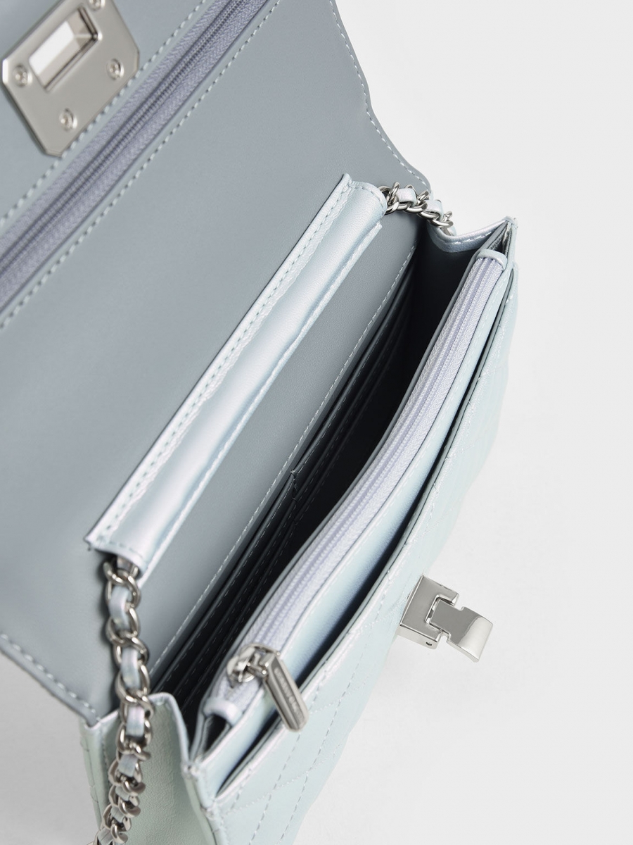 里面还有附隔层和卡槽,颜值在线同时又超实用,绝对是仙女必 GET 高颜值包款啊