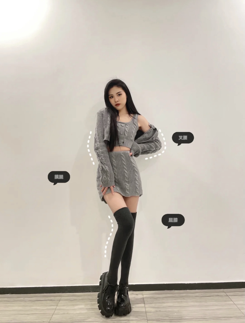 万用拍照姿势1:叉腰摸摸腿