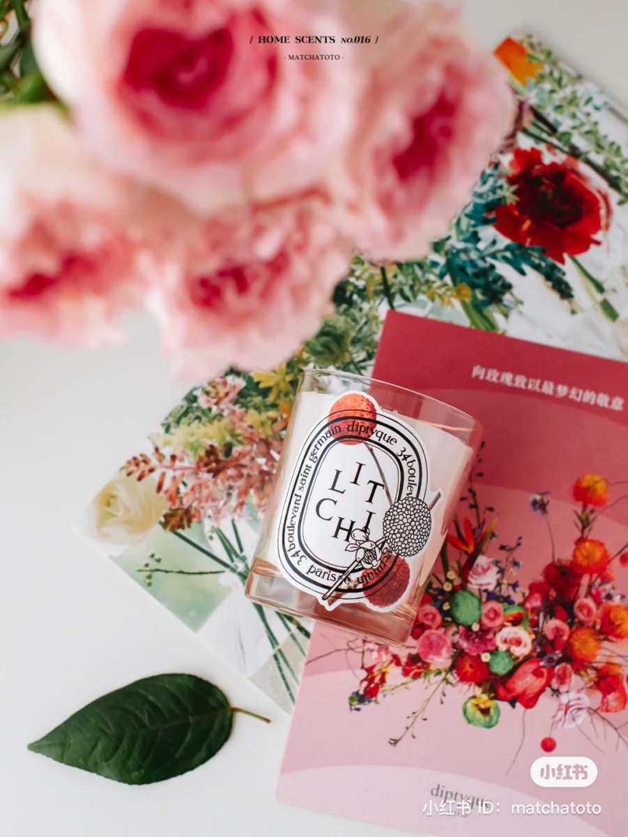 Diptyque 情人节限定香氛蜡烛一共有 4 个 味道,分别是:玫瑰:荔枝:洋甘菊:洋蓟。