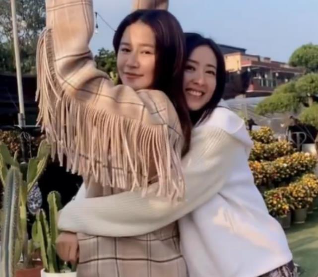 黄翠如在网上Po出和好姐妹唐诗咏的互动影片，当时就有网友发现她穿着宽松的裙装入镜可能是为了遮住孕肚～