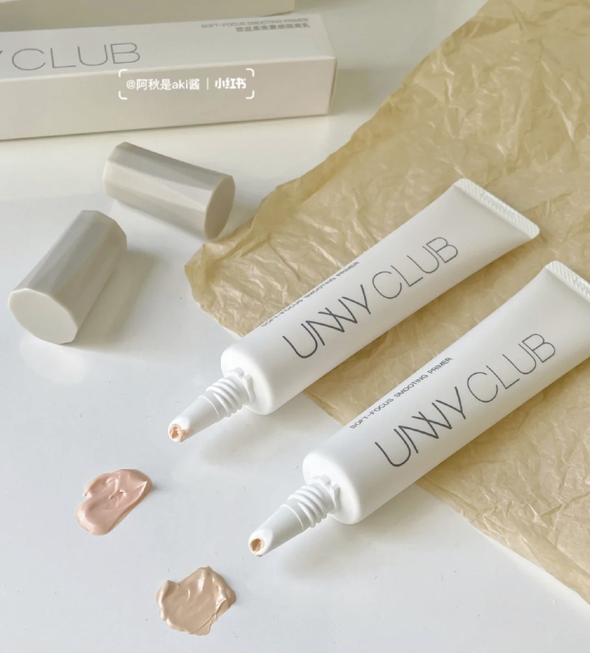 出门的时候可以再加多一个小心机步骤！那就是选择有隐形毛孔效果的隔离霜，同时也是一个伪素颜神器！大家可以选择UNNY CLUB的新款Smoothing Primer，拥有象牙白和柔雾粉两款色号选择，效果非常自然不假白。