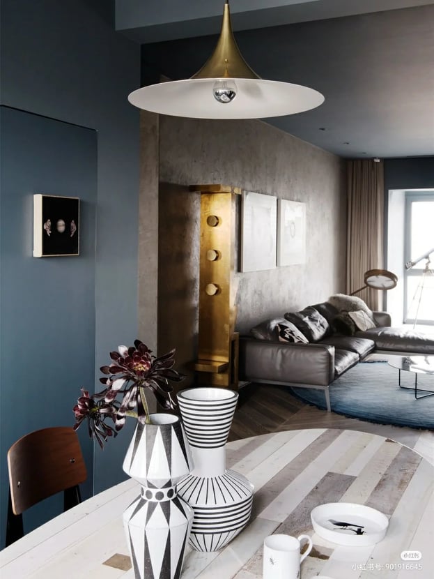 空间一层是打破了原有的格局,他将客厅、餐厅和厨房打通并相连在一起