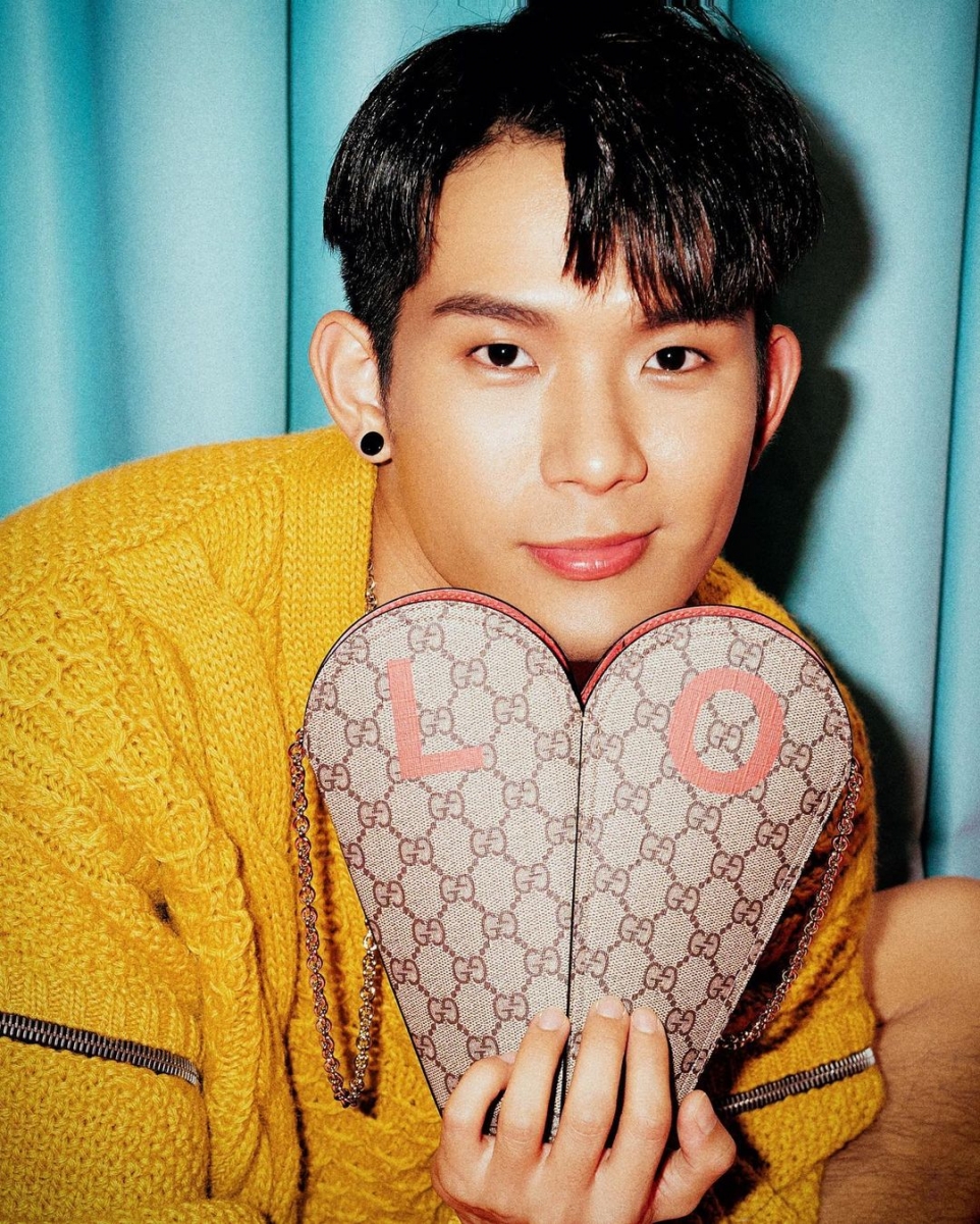 他曾公开自己的择偶条件必须具备「正能量、爱笑、擅长烹饪是加分项」希望黑皮永远哈皮不要为了一棵树放弃整片森林！