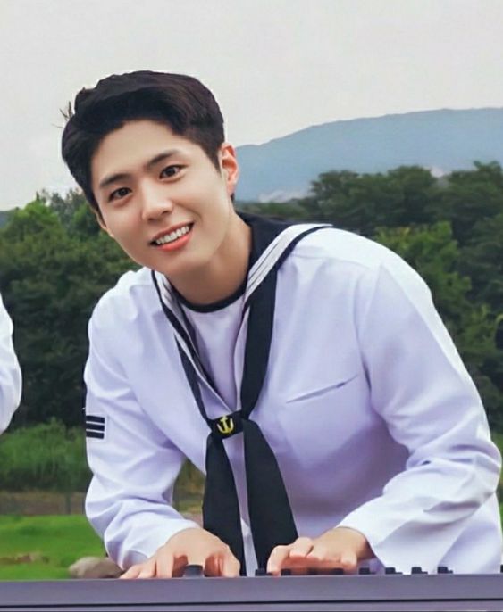 在2020年朴宝剑报考啦海军军乐荣誉大队文化公关军,当时的他顺利通过了实际和面试考试。并在同年的8月31日开始入伍服兵役,在军中也因为表现良好晋升为兵长哦!