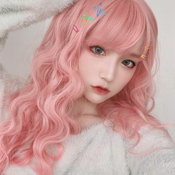 染发前用Vaseline涂抹发际边或容易沾上染料的部位~