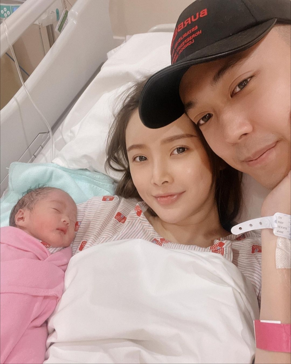 分娩过程还失血过度一度昏迷,奋战了几个小时幸好母子均安,「感恩宝宝一切健康,看到你真的什么都值得!人生因你而完美,终于等到我的小王子」。