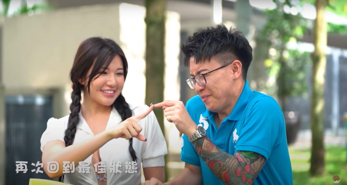 但比起其他两对,Charles则显得有点“拘束”,在MV后半段中,Gatita和Valent都送上香吻给“搭档”,而Charles只是和MS Pui YI碰碰手指头而已。