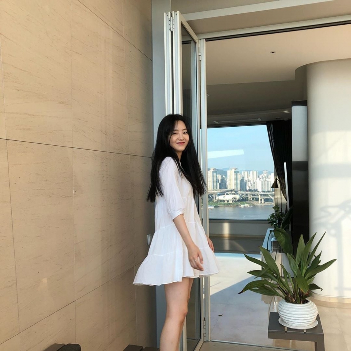 照片中，赵怡贤身穿一袭白色的娃娃裙，飘逸的长发加上精致的五官，素颜出镜也一样仙气漂亮。