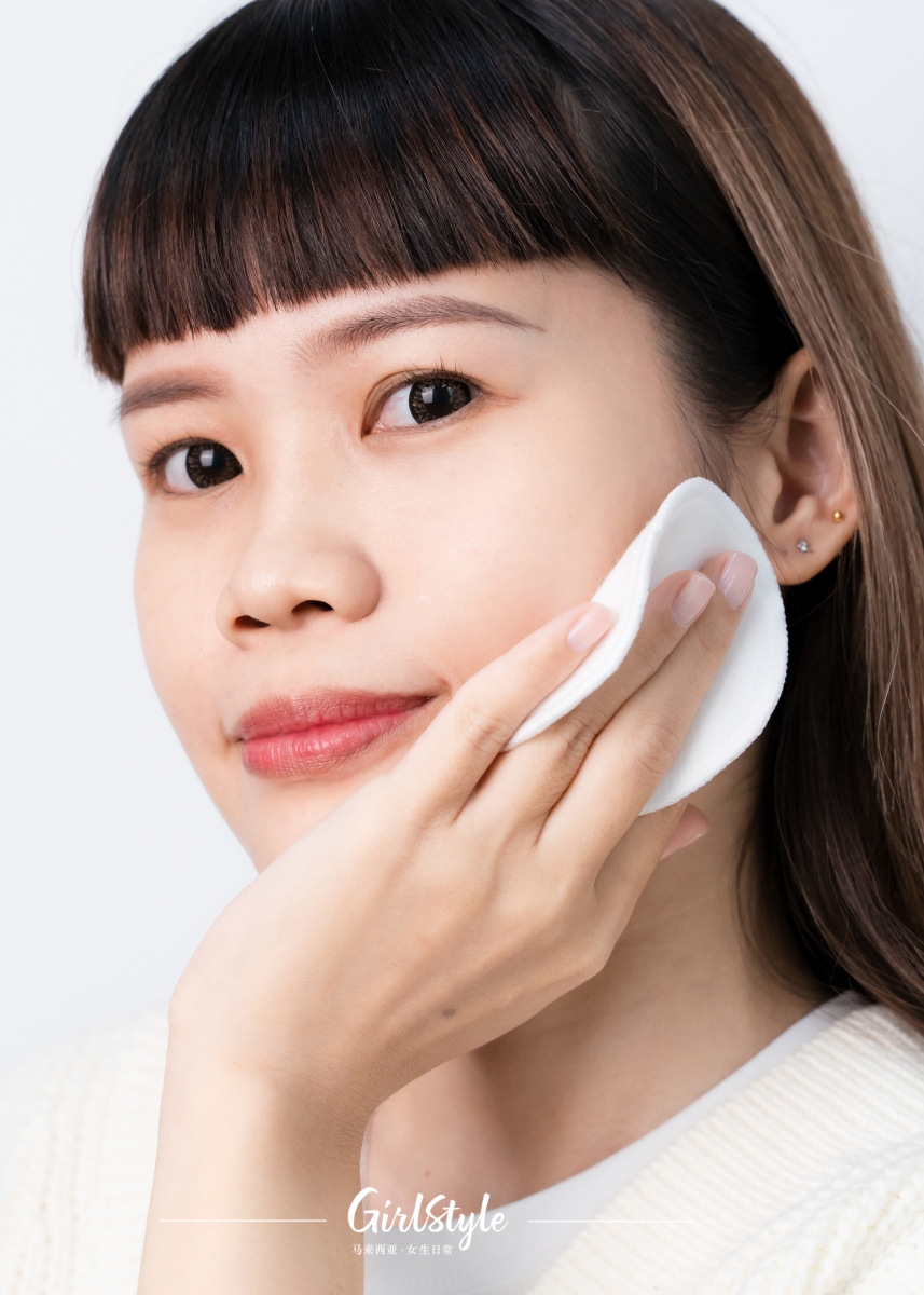 在晚间洁面后将焕肤水沾湿化妆棉在脸上均匀打圈,避开眼周