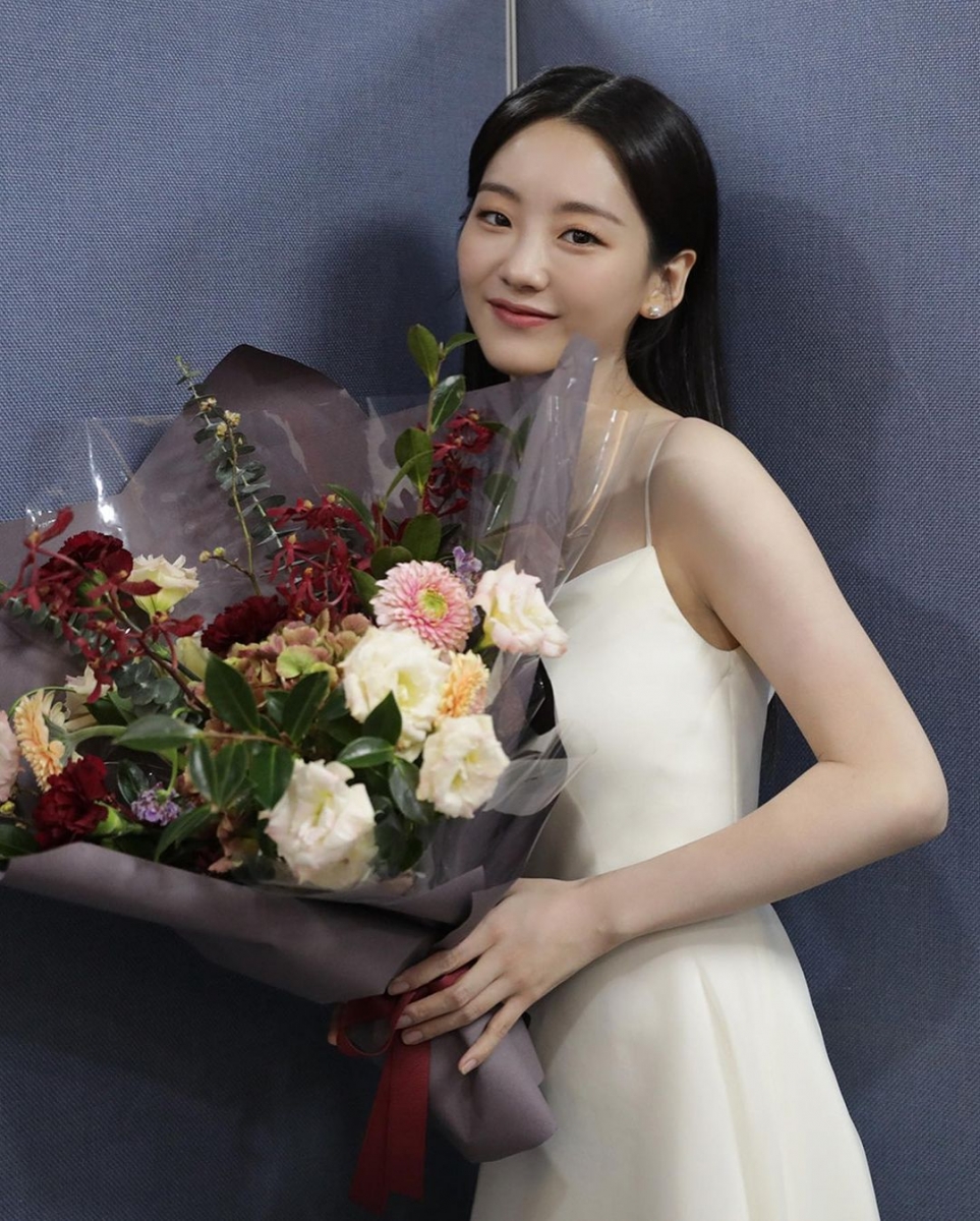 之后,赵怡贤就进了新的经纪公司,2019年7月与Artist Company签约,成为郑雨盛和李政宰的同门师妹。