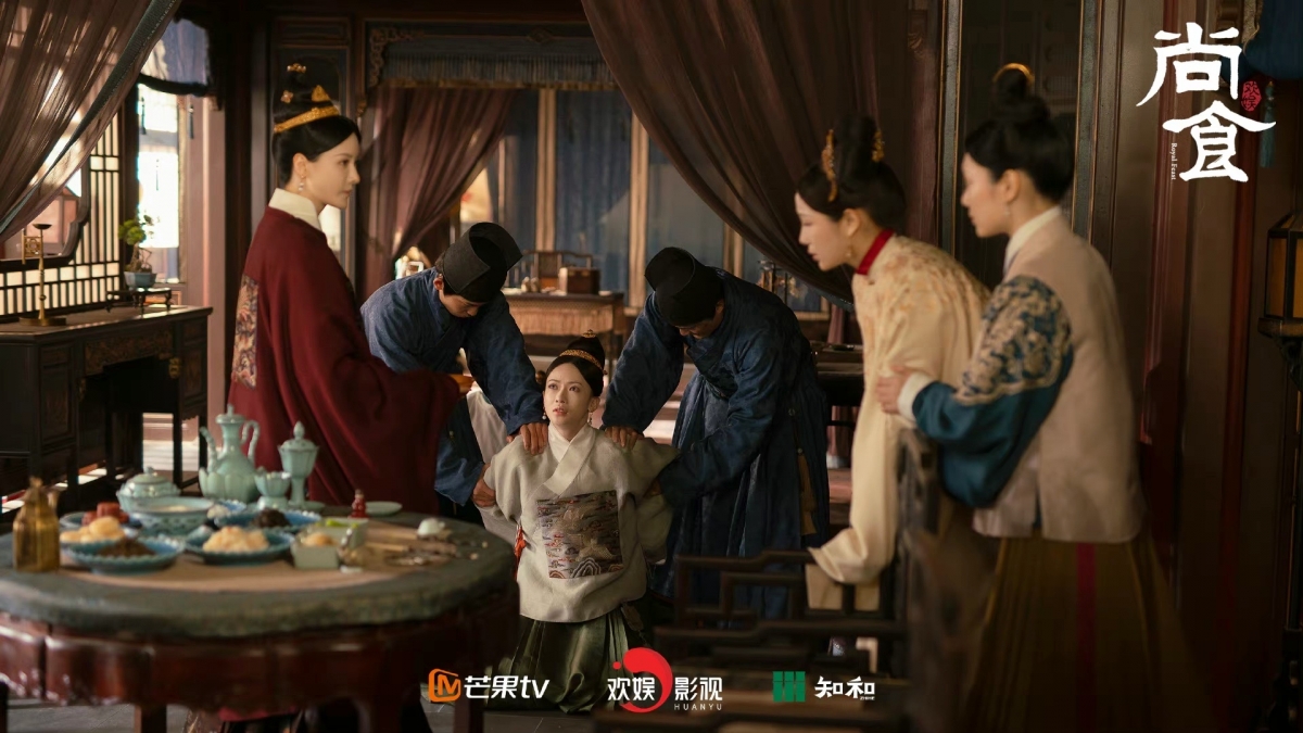 《尚食》绝对是本年度的大制作陆剧之一,不管是服装、化妆或是置景都下了重本!让观众们可以有最好的视觉感受,并且精致程度和和制作水准都超高的。