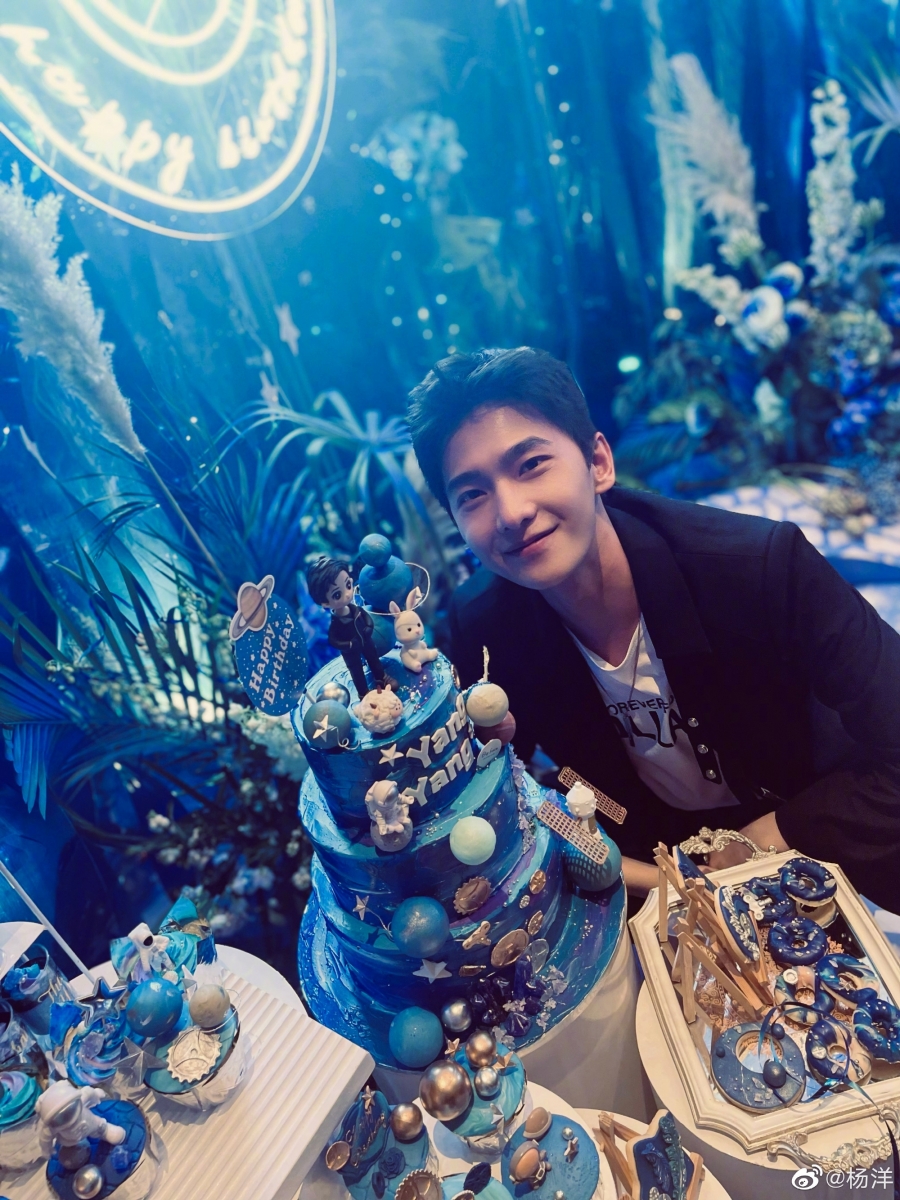 早前,杨洋度过 30 岁生日~赵露思意思亲手做了蛋糕替杨洋庆生
