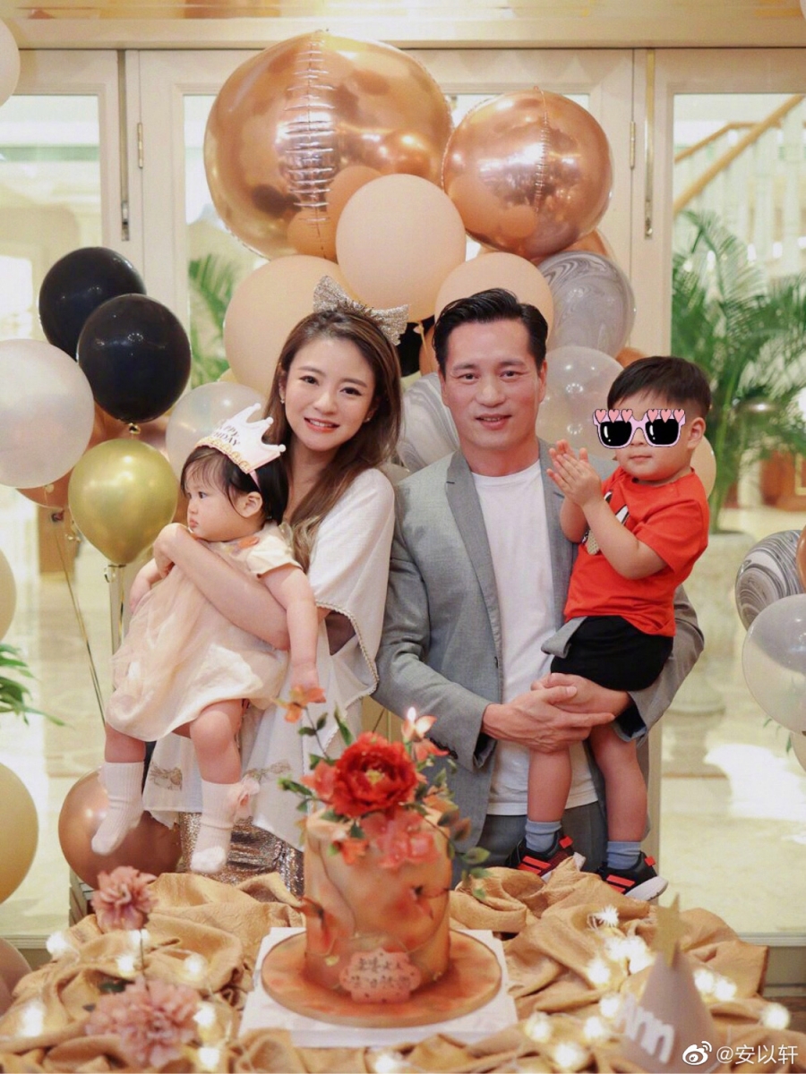 但自从去年的生日开始,安以轩一改以往的浮夸风格,只是晒出一家人的温馨合照,异常低调。