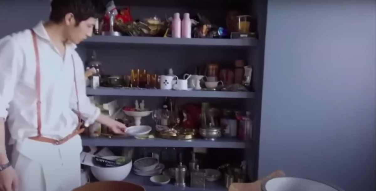 最特别的就是“电动推拉门”,一开始看就完全是一面墙的设计,谁知只要一推就会发现后面藏着的一些“杂物”,比如零食、杯子器皿等等。