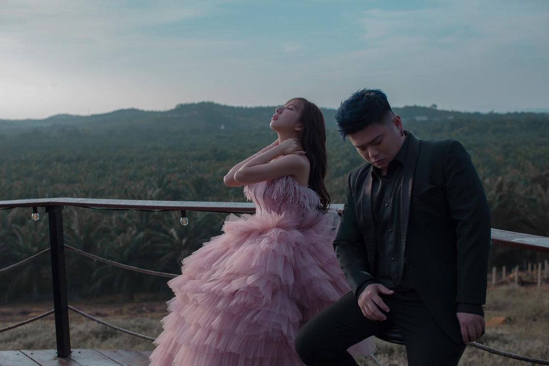 香米在IG限时动态上回答道:「因为他陪我在短短的两年时间,经历太多太多东西了,在我最低潮最高潮最脆弱的时候,我的身边都是他」