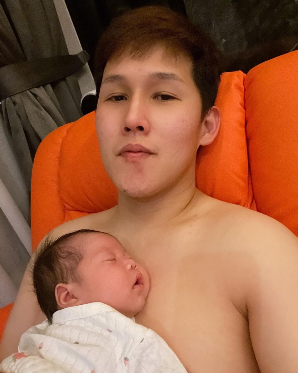 Jeff 也感慨说到这个是多么难得的机会可以让女儿躺在自己的身上睡觉,等女儿长大了就不会在有了「你要抱她她都不给你抱了」
