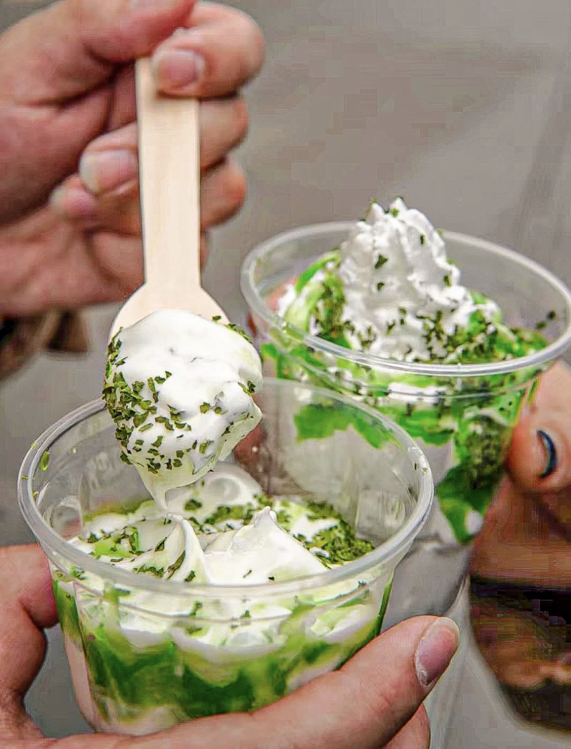 看起来一整个绿油油的香菜Sundae,推出不久后就在小红书上爆火了!很多博主们都特地去到麦当劳打卡这款新品,据说吃起来并没有想象中奇怪,不爱香菜的朋友们也能接受。