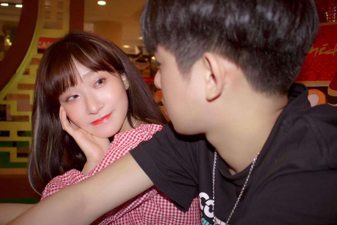 不少网友都被他们两人的互动给逗笑了「救命哈哈哈从头笑到尾哈哈」。