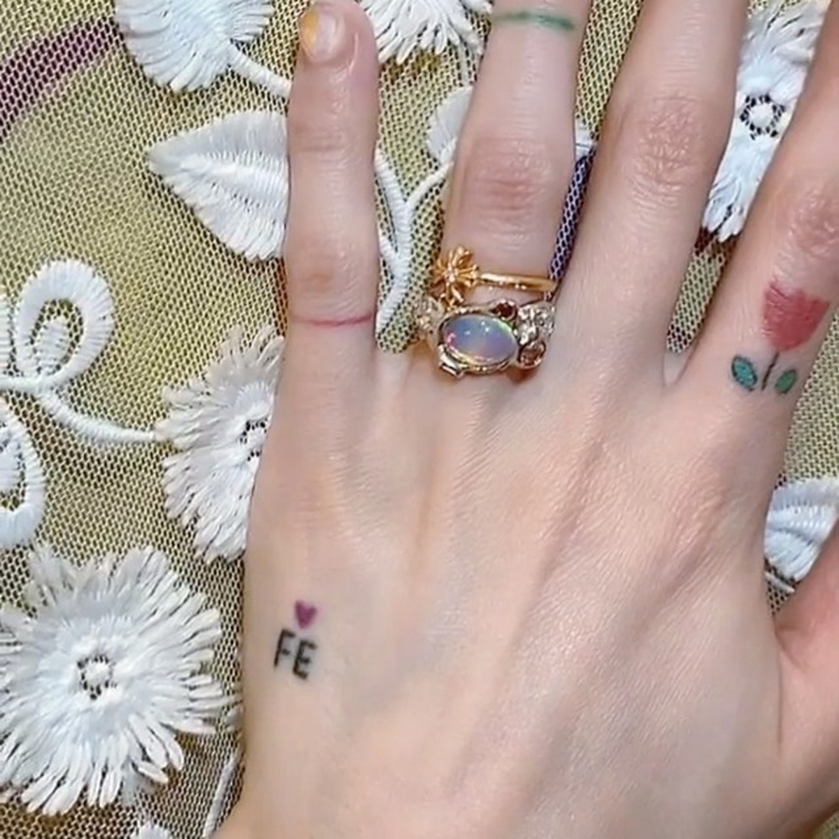 Dawn 和泫雅在年初 3 当天分享了婚戒照,并配文表示「Marry Me (嫁给我)」,泫雅则回应「当然是 Yes」啦~