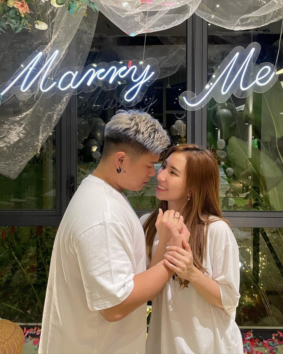 之后,两人也很真诚地去相处,并认真经营着这段感情。恋爱不久就在一起同居,并对自己和对方之间的关系有了更清晰的认识。