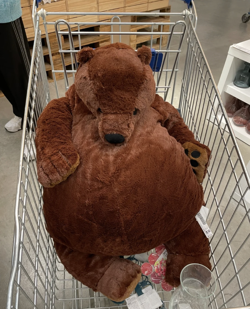 想要入手肥肥胖胖的「DJUNGELSKOG」现在可以到IKEA官网，或者到门店自己带一个回家哦～担心会断货的朋友们，就记得要手快去抢购啦，再为懒熊拍一组好看的照片吧！