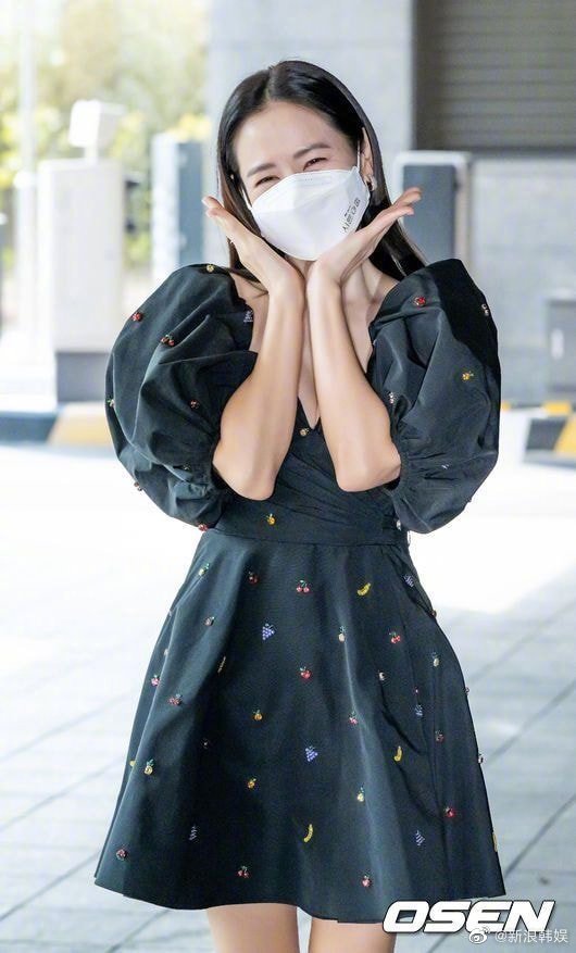 同时这也是女神孙艺珍宣布结婚后第一次公开亮相。身穿黑色连衣裙,整个人看起来春风满面~