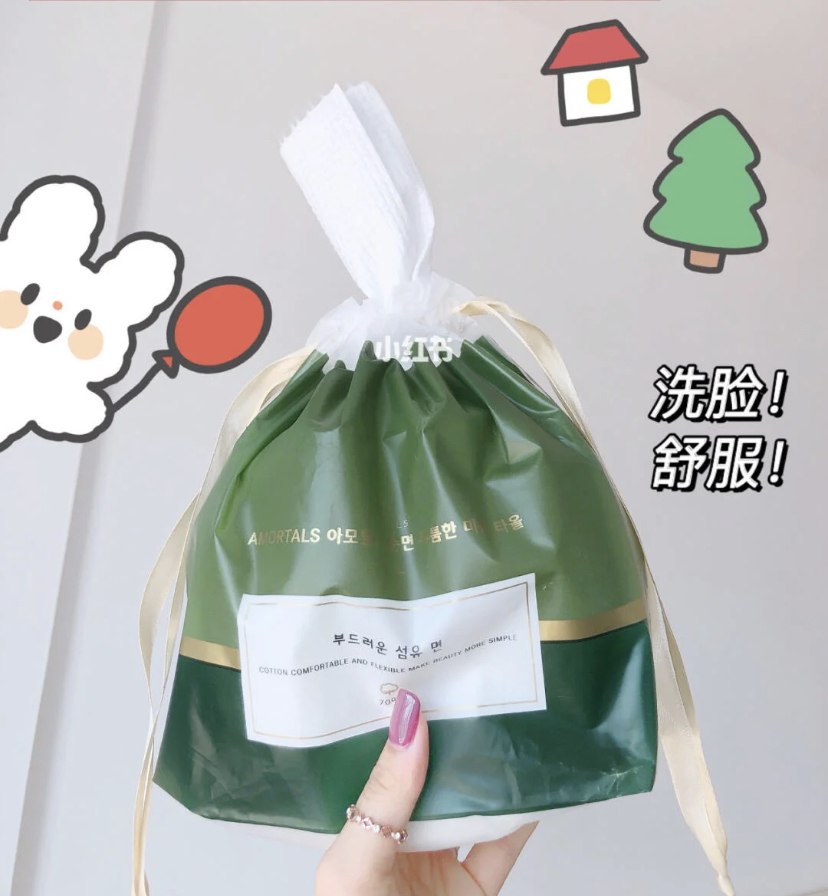 韩国高人气卷筒洗脸巾,一卷可以用足整个月!这款洗脸巾使用的是EF网格纹面料,凹凸有致的设计可以更好清洁肌肤,平纹面可以护肤保湿。