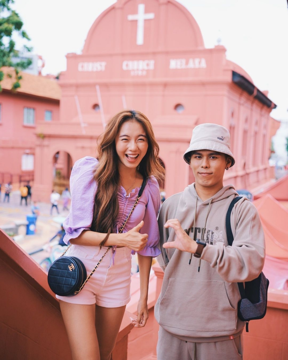 早前,K 佬也晒过类似的合照~发文宣称「我有一个好消息和一件坏消息宣布。好消息是我们的合照很好看;坏消息是...」