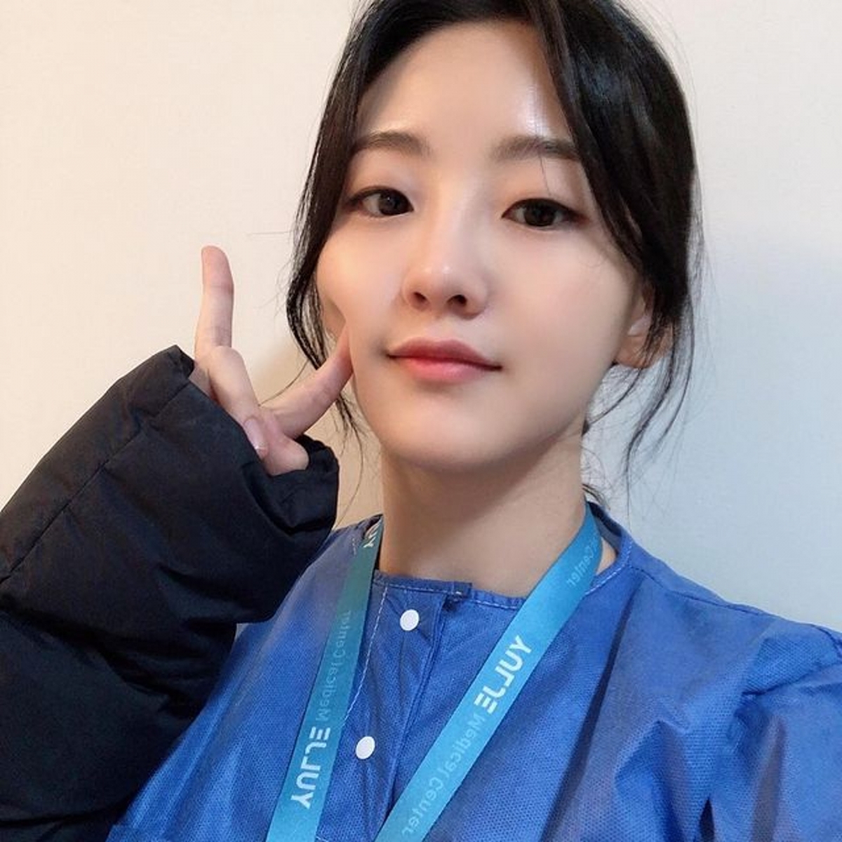 在机缘巧合下，赵怡贤也参加了 JYP 的面试也凭着自己的才艺成为练习生，之后也签进李政宰和郑雨盛的公司，演了不少作品，其中包括：《机智医生生活》、《学校 2021》、恐怖电影《变身》等。