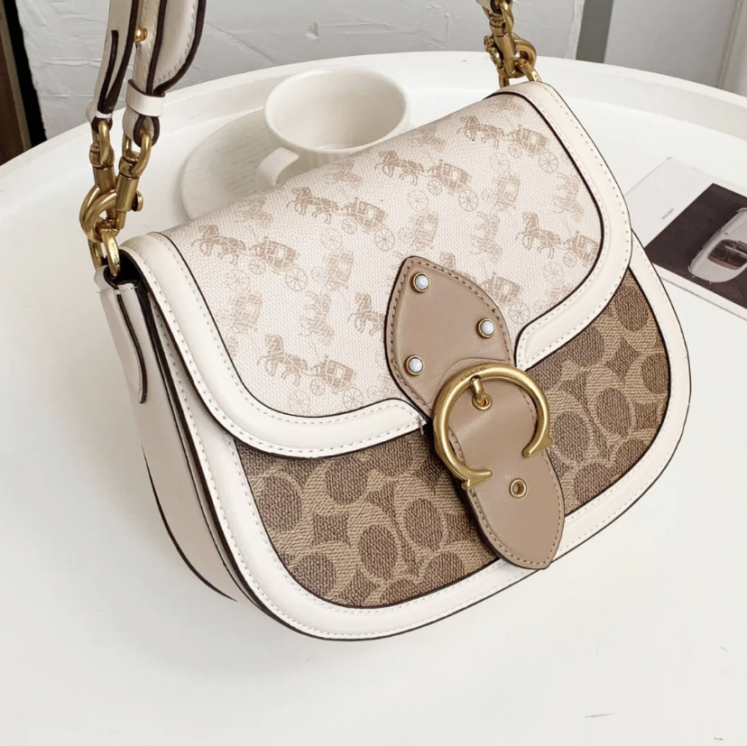 全新推出的新款真的温柔炸了~高级米白色搭配老画设计超显气质,小巧精致的马鞍包也是时下最火的款式!