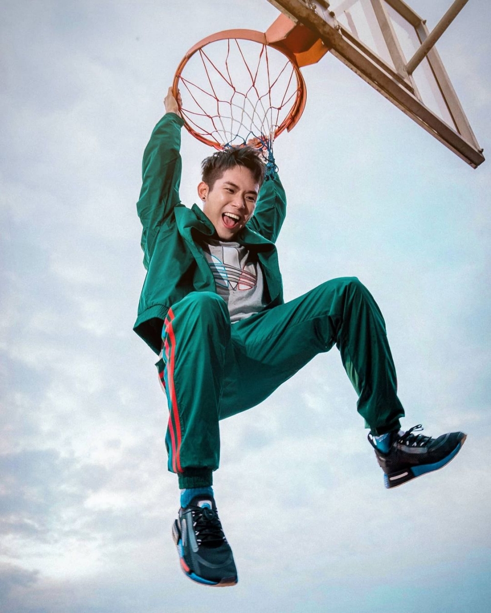 之前蔡卓宜和王大陆在街头拥吻的照片曝光后,随即在网上掀起热议,也有不少网友在评论区cue培永