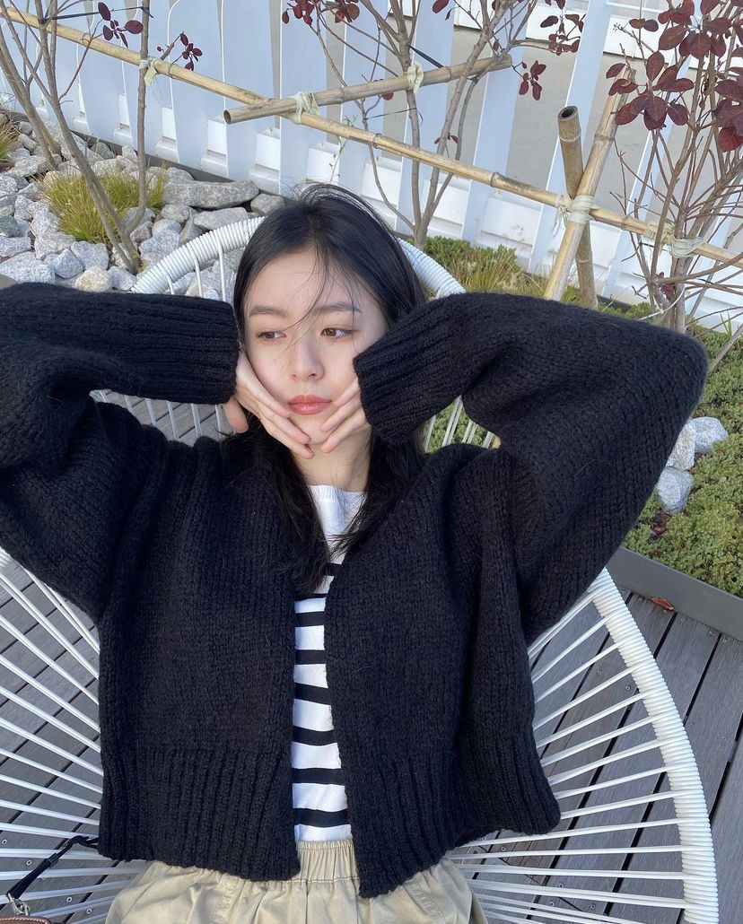 想要有甜甜的邻家少女感可参考这套穿搭,白色内搭搭配一个温柔的黑色针织外套,瞬间就拉满了氛围感~拍照打卡随便怎样摆姿势,都可以get到好看的照片。
