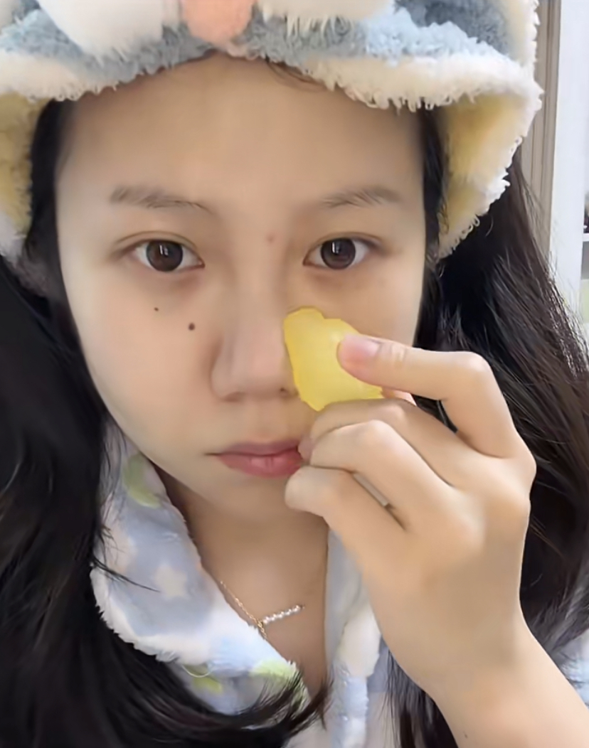 大家可以用洁净的水弄成冰，在敷完泥膜后可以用冰来回敷在毛孔粗大的部位。这个步骤可以帮助收缩毛孔，最后就涂上护肤品就完成护肤步骤啦～