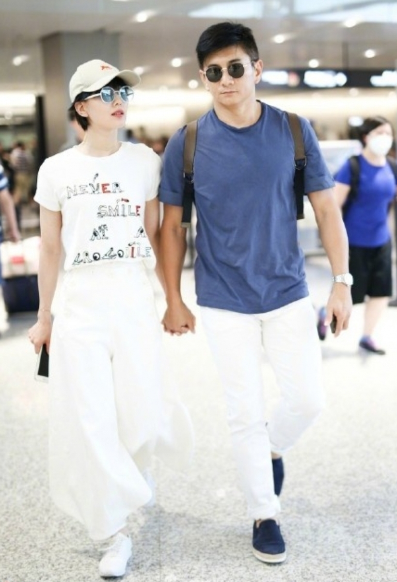 甚至在亮相机场的时候不忘大秀恩爱,总是手牵手的~
