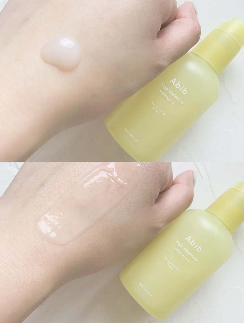 属于轻透的白色啫喱质地,含有80%的柚子提取物可以美白提亮肤色。同时还添加了超补水的成分,可以美白同时不怕肌肤水分流失,提亮效果巨明显!还可以强化肌肤的屏障!