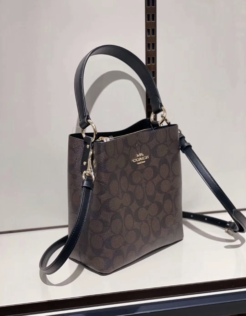 经典的黑深棕色老花水桶包性价比超高,不但能妆还可以完美驾驭各种不同场合。