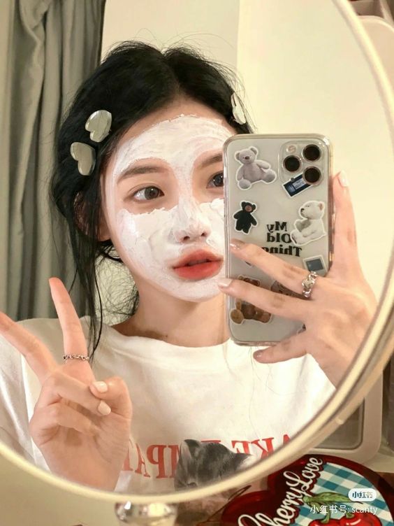 每次敷上泥膜记得要厚涂，让它深入毛孔里达到清洁功效！最后加水稍微大圈毛孔粗大的部位，再清洁干净脸部就完成啦～