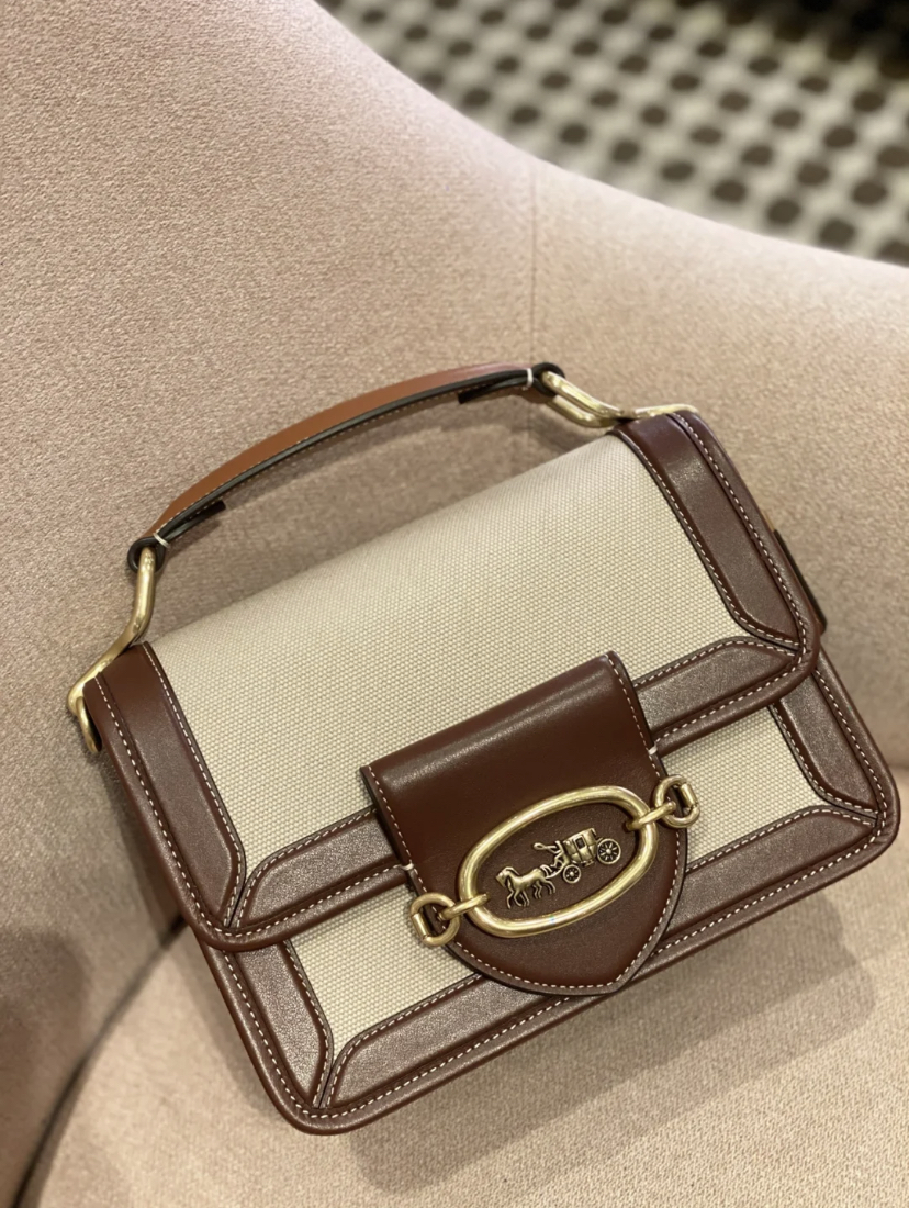 最近在小红书掀起一股热潮的英伦风HERO风琴包,外表简约优雅还有多个隔层,所以容量也很可观。另外,配有皮质的长肩带可以自由调节,适合多种不同背法。