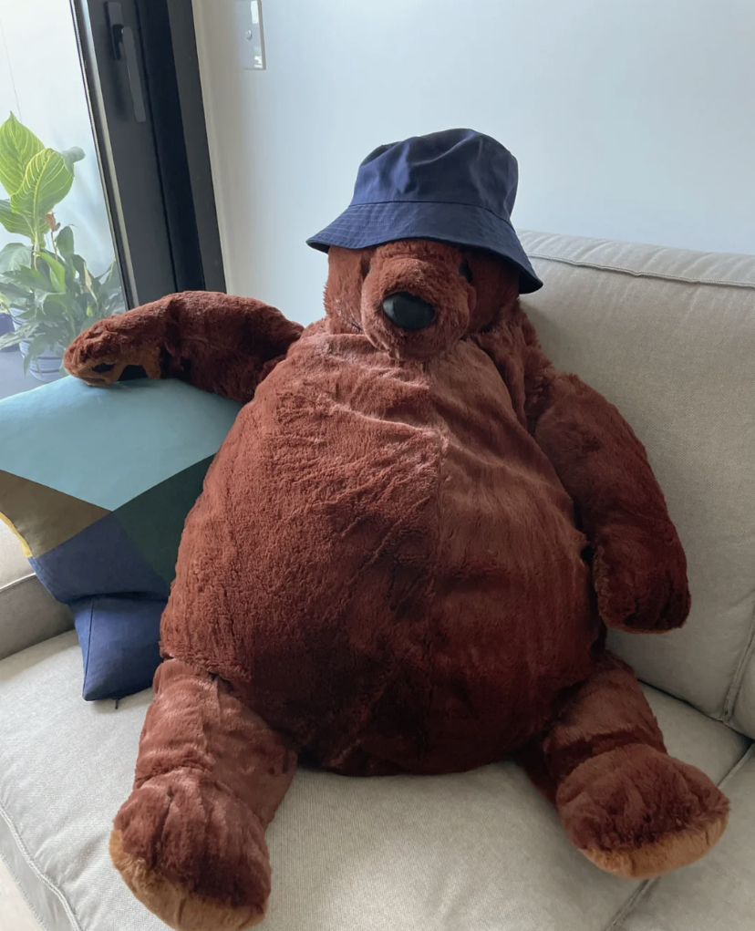 相信有不少人都被IKEA的玩偶圈粉～之前有全网人气超高的鲨鱼抱枕、棕色小熊，最近在大马也上架了肥肥胖胖的玩具熊！在日本爆火的「DJUNGELSKOG」玩具熊有着大大的身体，样子看起来懒懒的非常可爱～