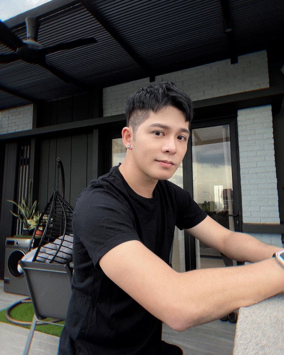 前些日子，Danny 换了新发型配文声称「重头出发~我每次被说蘑菇头、杂草，这次终于剪了~好久没有把头发剪那么短了」