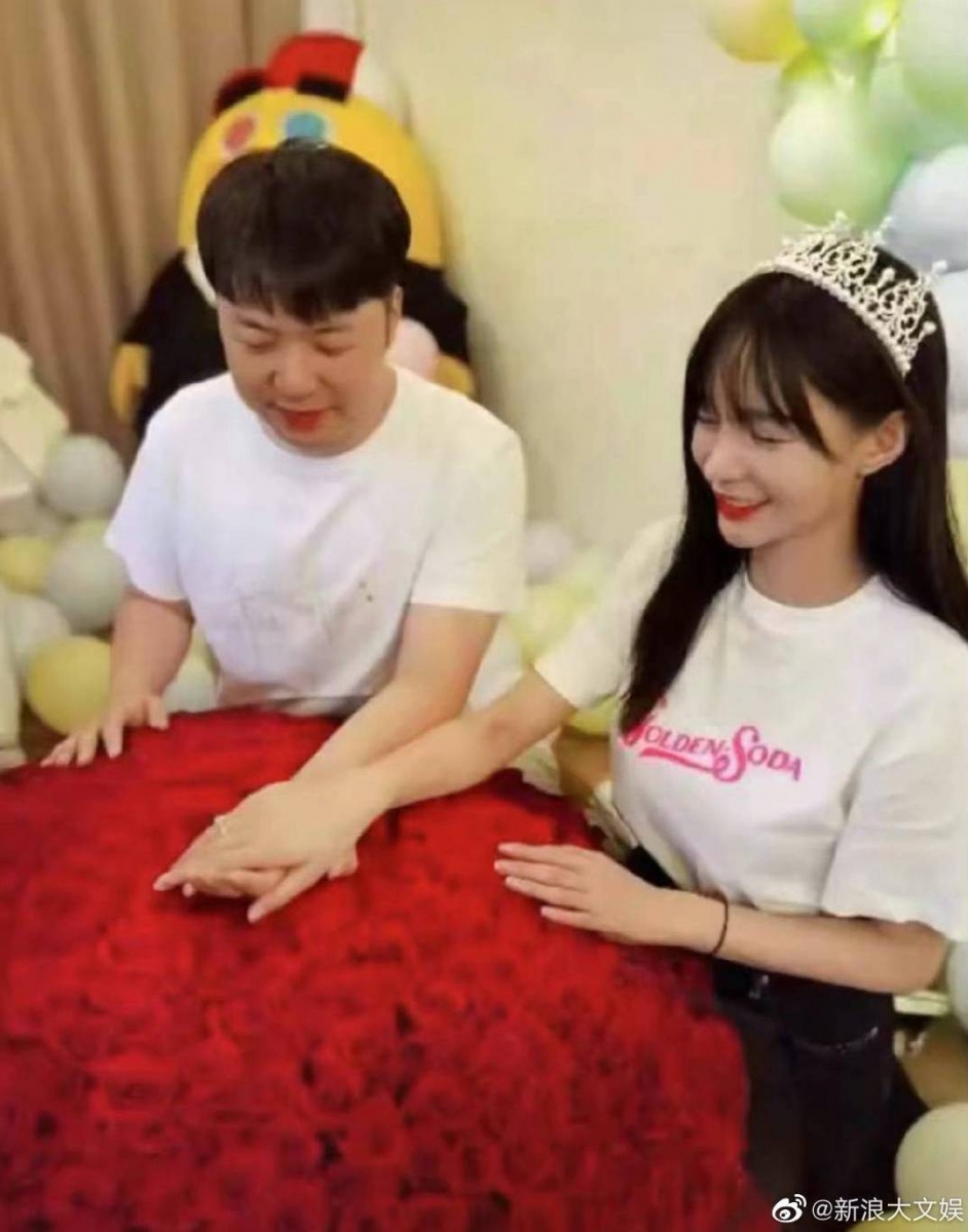 为了安慰情绪低落的女友,杜海涛也精心布置了求婚仪式,另一方面也当做生日礼物替她庆生。