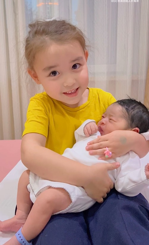 叶海洋为了让 4 岁的女儿 Doris 在成长路上有个伴,在去年再度未婚先孕怀上第 2 胎。时间飞逝,二女儿也在今年的 10 日初乍来到这个世界,名为「Hatti」。