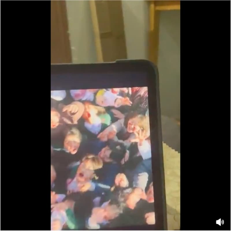 网友还分析说这个“偷笑”的僵尸身份应该不简单:「说不定是变种 笑笑僵尸 笑到你放下戒心再咬你一口」。