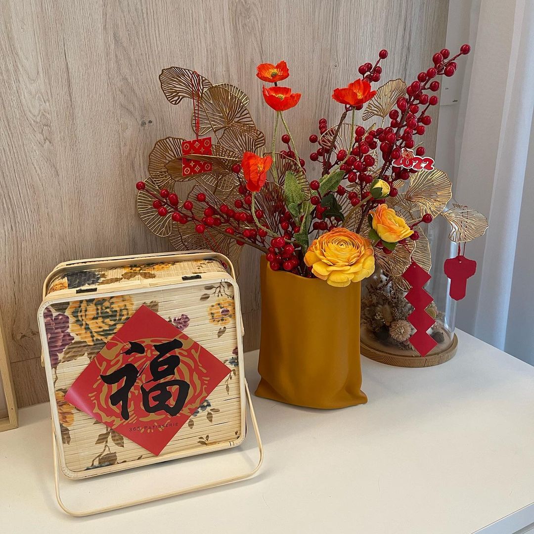 为了迎接虎虎生风的一年,夫妻俩特地淘了新年装饰、还有岳母:妈妈精心准备的年饼来招待来家做客的朋友~没想到悉心布置的一切却因为家人染疫而化为泡影。