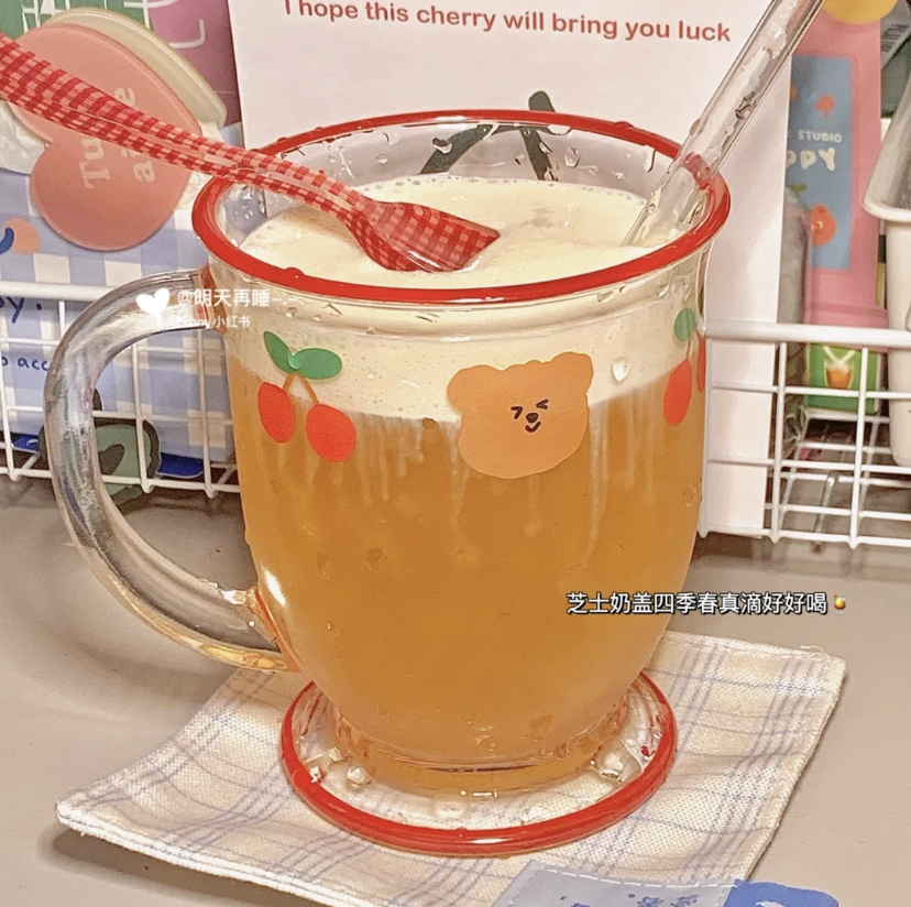 虽然容量比较小但是玻璃厚实,可以用来装冷热饮料,还自带有迷你小茶匙哦。